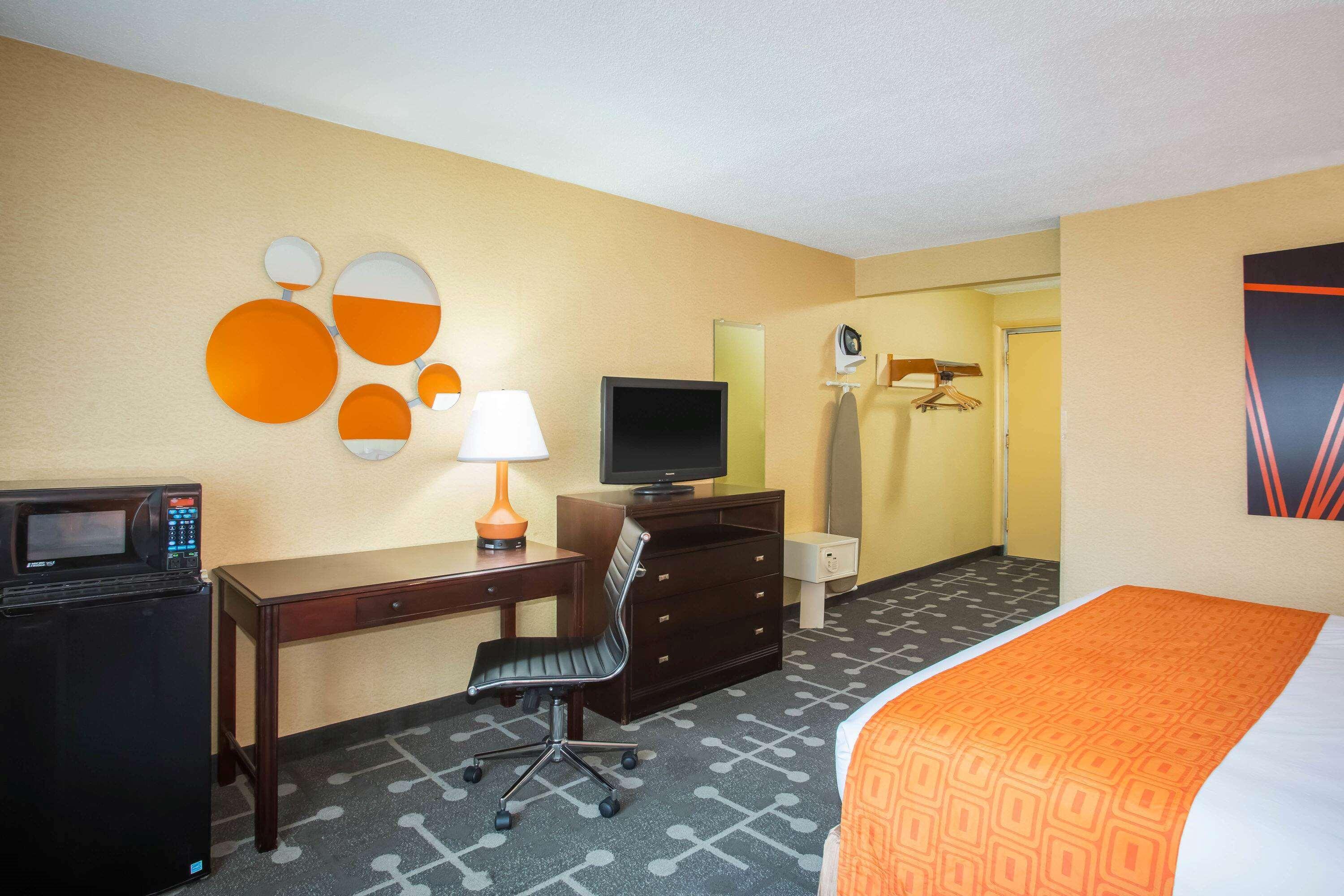 Howard Johnson By Wyndham College Park Exterior photo