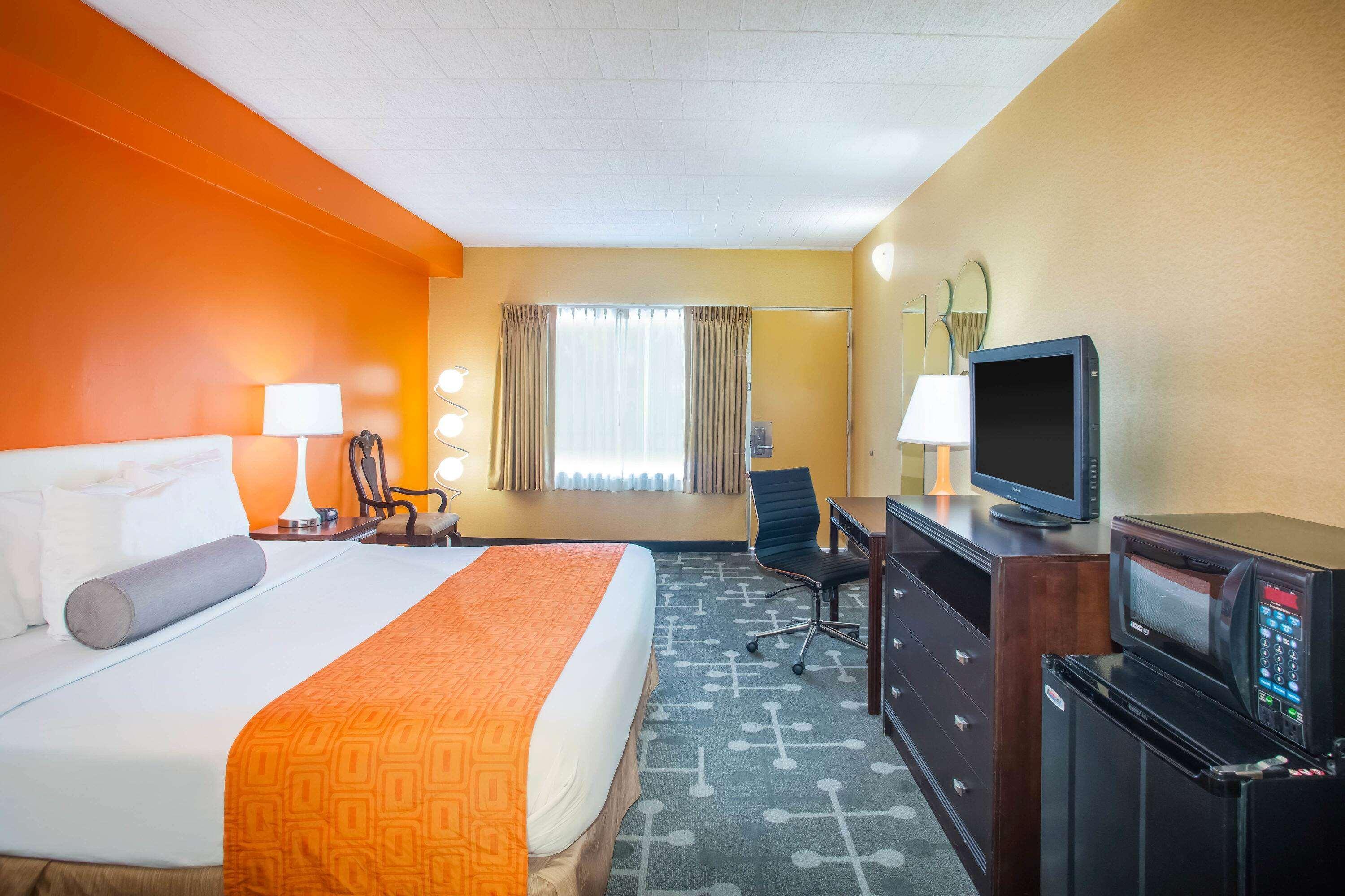 Howard Johnson By Wyndham College Park Exterior photo