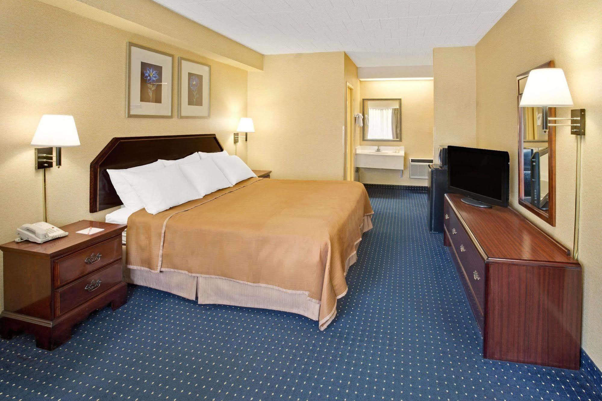 Howard Johnson By Wyndham College Park Exterior photo