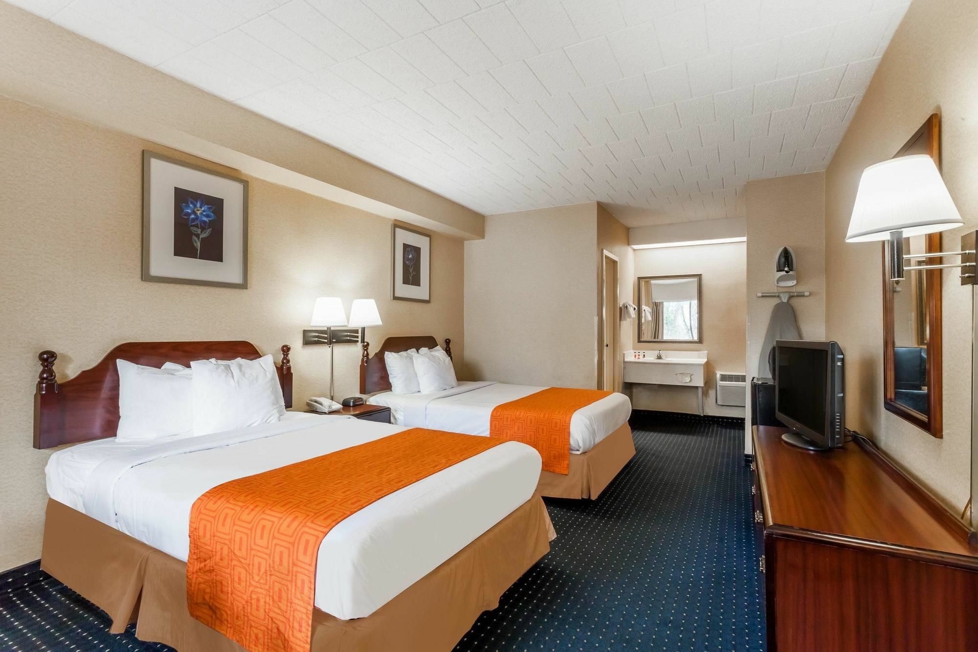 Howard Johnson By Wyndham College Park Exterior photo