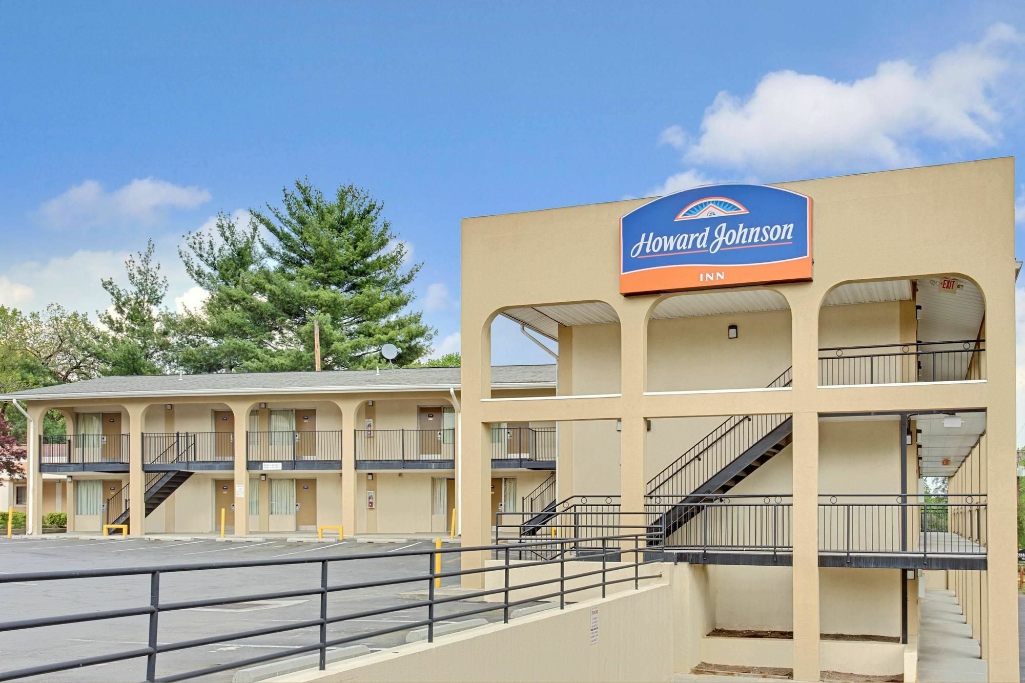 Howard Johnson By Wyndham College Park Exterior photo